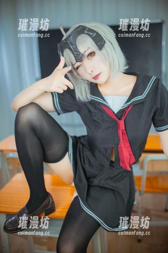 三刀刀miido 三刀刀miido更新水手服cos,光是那眼神,我就想跪了!