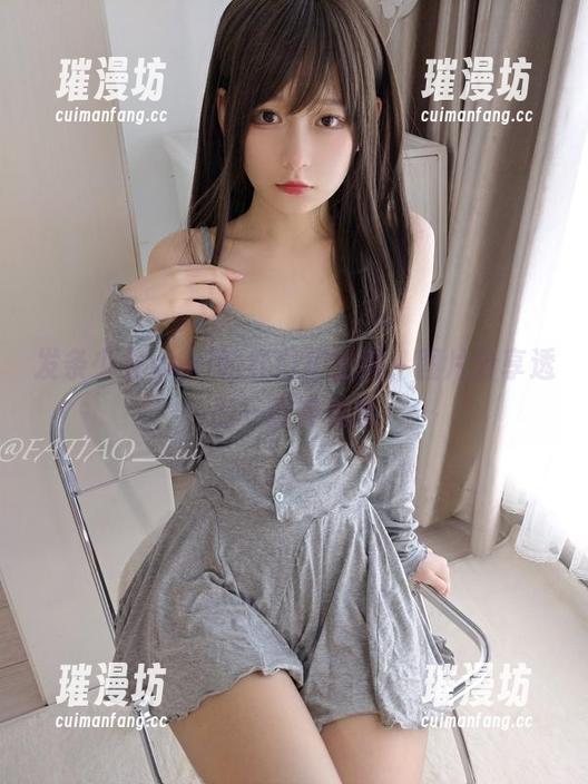 发条少女yoki的红白护士秀，图片分享透出一丝神秘感