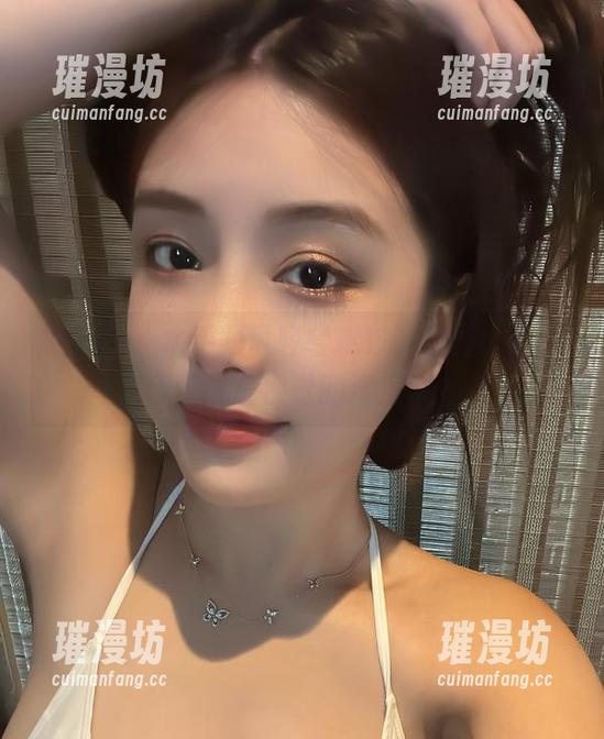 微密圈 - 水手服风轻轻拂过，奶雯的原图壁纸是视觉的海浪。