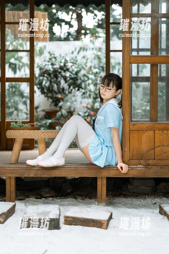 在幼水铃衣的高清写真集里，套装仿佛在诉说每一段私密的秘密