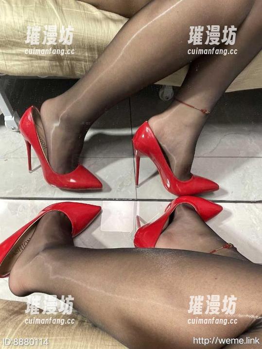 桃沢樱呀 微密圈 - 图片中的桃沢樱呀,黑丝搭配的奇妙碰撞,真的太吸引人了!