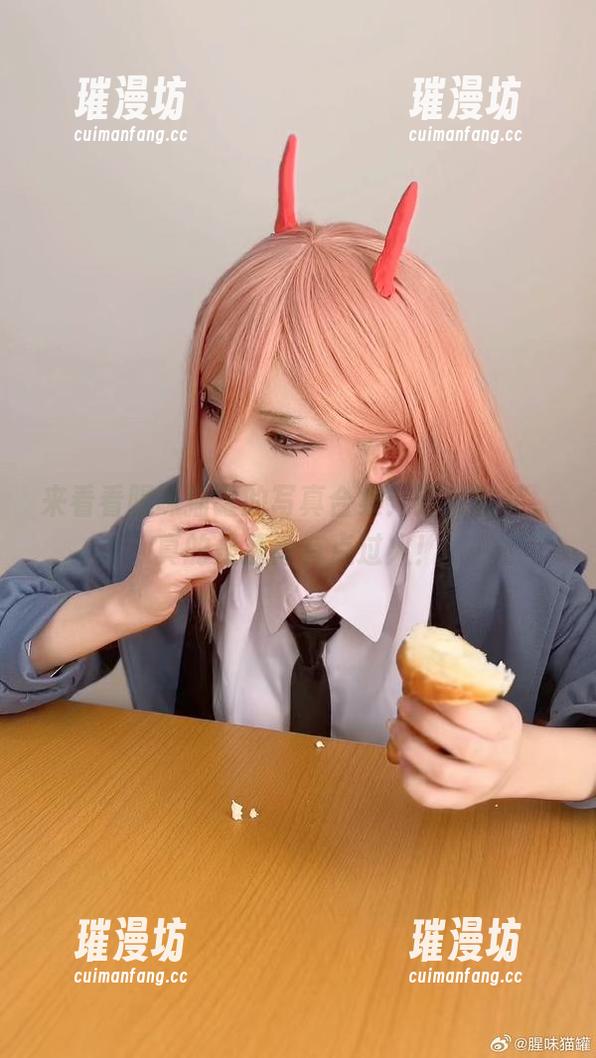 来看看腥味猫罐的写真合集：这波套装，真的是撩得有点过火！