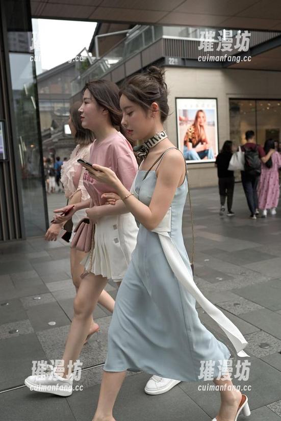 魔镜街拍 魔镜街拍:这红色包臀短裙少妇,简直是无圣光的柔情诱惑!